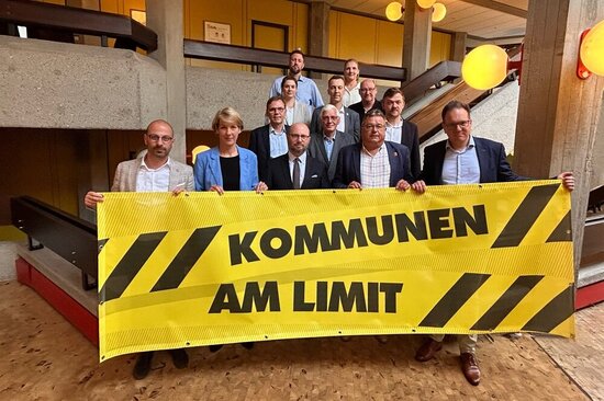 Die Bürgermeisterinnen und Bürgermeister im Kreis Warendorf setzen ein gemeinsames Zeichen gegen die zunehmende Finanzierungslücke, verursacht von Bund und Land.