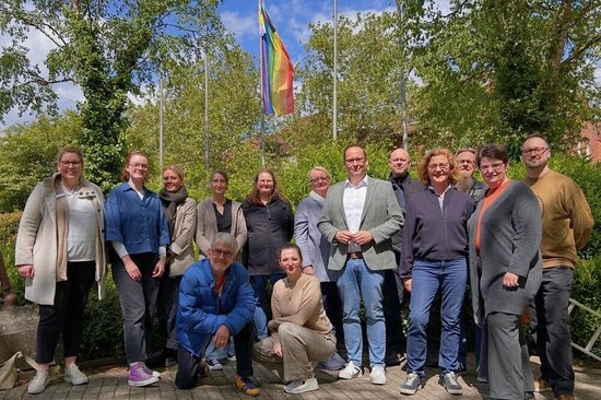 Vor dem Rathaus macht die „Progress-Pride-Flagge“ LSBTIQ*-Leben eine Woche lang sichtbar.