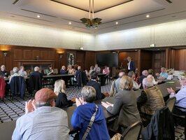Foto: Rede des Bürgermeisters mit Blick durch den Raum