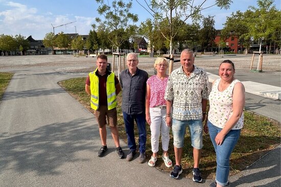 Patrick Stein (Bauleiter Firma Boymann), Ilpo Thermann, Klaudia Froede, Robert Schmäing und Susanne Nürnberger (v.l.) freuen sich auf dem Dr.-Paul-Rosenbaum-Platzes über das gute Ranking der Stadt Ahlen im bundesweiten Wettbewerb „Abpflastern“.