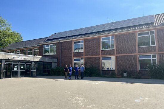 Foto: Jürgen Kramer (Hausmeister der Paul-Gerhardt-Schule), Thomas Kaller und Andreas Krätzig (ZGM) und Stadtbaurat Thomas Köpp vor der Paul-Gerhardt-Schule.