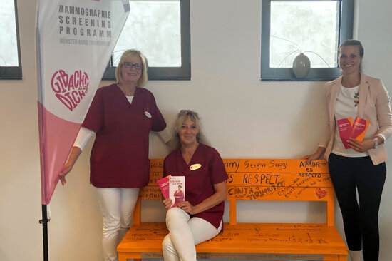 Foto: Die Mitarbeiterinnen Martina Gutzeit und Dagmar Schöne mit Elisa Spreemann auf einer Bank.