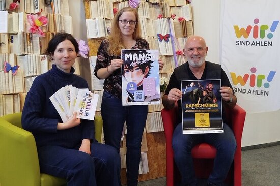 (v.r.) Urim Kodzadziku (Leiter des JuK-Hauses), Wiebke Wewer (Stadtbücherei) und Teresa Künstler (Koordinierungsstelle Kulturelle Bildung der Stadt Ahlen) blicken mit Vorfreude auf die kommenden Workshops im Rahmen des „Kulturrucksacks“