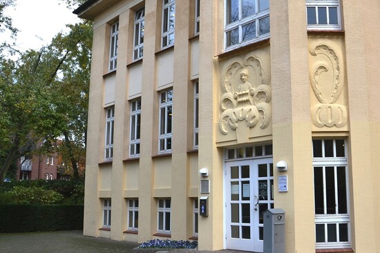 Eingang zur Stadtbücherei