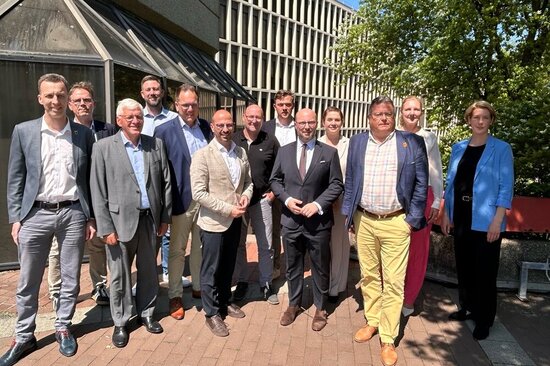 Vor dem neuen Stadthaus in Ahlen versammelten sich die Bürgermeisterinnen und Bürgermeister aus dem Kreis Warendorf während ihrer Konferenz.