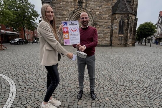 Der perfekte Ort für ein Picknick: Matthias Harman und Marie Martins da Cruz schenken sich den Kaffee auf dem Marienplatz ein.
