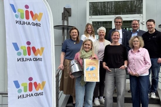 Trafen sich zur Übergabe: (vordere Reihe v.l.) Caroline Kirchner, Stefanie Fröhling, Belgin Inderwiedenstraße sowie (hintere Reihe v.l.) Uta Rathmer-Schumacher, Eva-Maria Berenbrinker, Claudia Päckert, Carlo Pinnschmidt, Martin Hosselmann u, Simon Bü