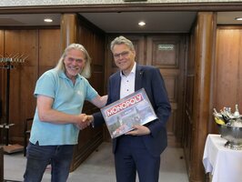 Foto: Michael Preuten übergibt dem BM von Berlin Schöneberg das Ahlen Monopoly Spiel