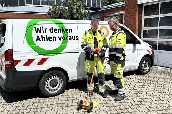 Die Mitarbeiter der Stadtwerke Ahlen, Olaf Tinnermann und Christoph Kleinikel, mit einem Gasspürmessgerät.
