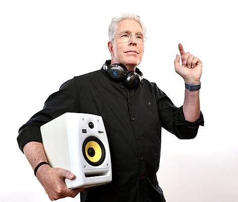 Foto: DJ Mike mit Lautsprecher unter dem Arm