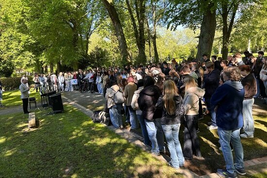 Vor 200 Zuhörinnen und Zuhörern sprach Bürgermeister Matthias Harman auf dem Ostfriedhof.