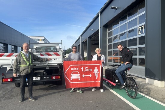 Für mehr Abstand im Straßenverkehr werben (v.l.) Frank Buntrock (Stabsstelle Klimaschutz u. Mobilität), Sebastian Schröder (Fuhrpark der Ahlener Umweltbetriebe), Klaudia Froede und Jonas Vienhues