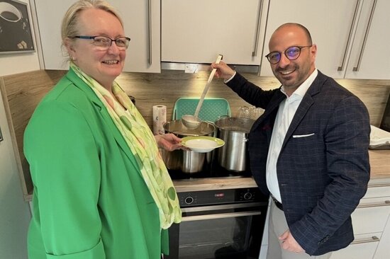Beim täglichen Mittagstisch in den Ludgeri Höfen schwingen Matthias Harman und Sabine Holzkamp die Suppenkelle.