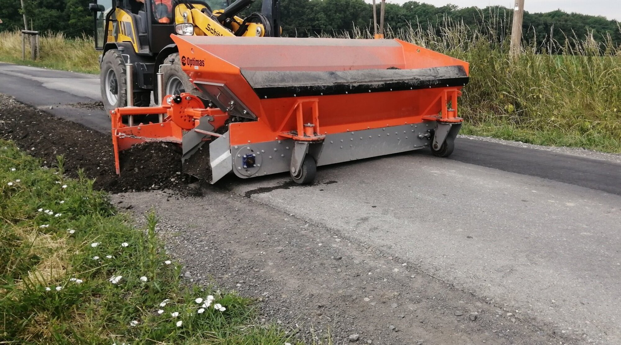 Foto: Maschine beim Verfüllen von Straßenrändern