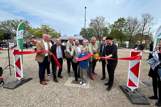 Nachdem das rote Band durchschnitten war, präsentierten sich bei einem Volksfest Vereine und Institutionen auf dem sanierten Platz.