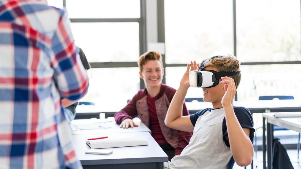 Foto: Junger Mann mit VR-Brille an einem Schreibtisch