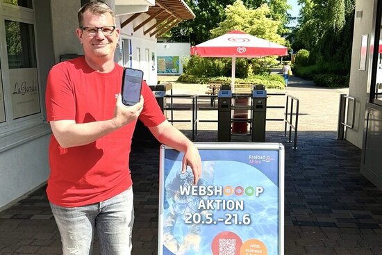 Sascha Wandelt, Mitarbeiter der Bädergesellschaft Ahlen mbH, lädt zum Online-Kauf ein.