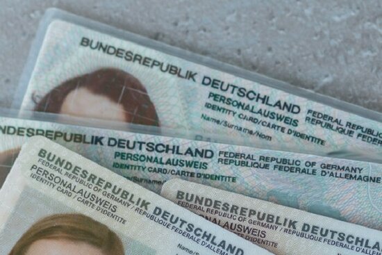 Für einen neuen Personalausweis muss ab dem 7. Februar tiefer in die Tasche gegriffen werden.