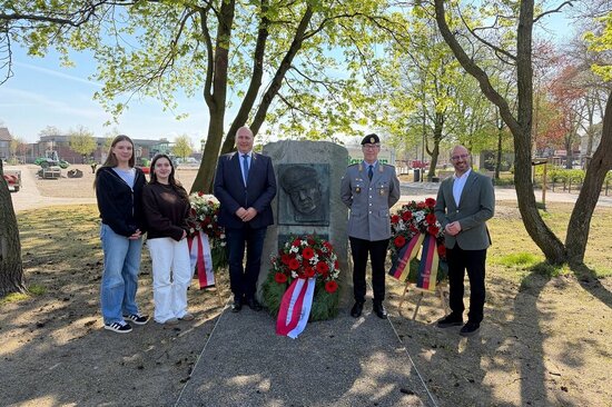 Im gemeinsamen Gedenken an das Kriegsende: Die Schülerinnen Lydia Saal und Mia-Allessandra Fida, Thomas Kras (Vorsitzender Freundeskreis Ahlener Soldaten), Oberstleutnant Christian Jacob und Bürgermeister Matthias Harman (v.l.)
