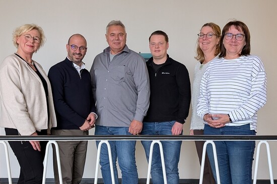 Gegründet hat sich jetzt der Ausschuss, der über die Verteilung der Mittel entscheidet: (v.l.) Klaudia Froede, Matthias Harman, Karl-Heinz Northoff, Simon Büscher (Stadt Ahlen), VHS-Leiterin Nadine Köttendorf, Brigga Kazmierczak (Stadt Ahlen).