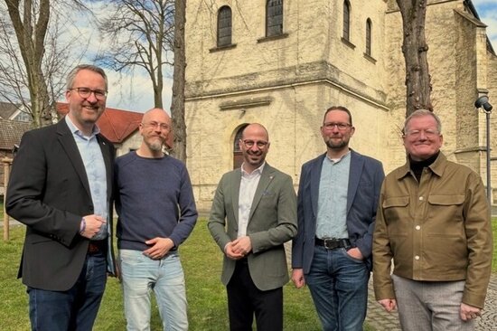 Vor der Bartholomäuskirche setzen sie zusammen mit Bürgermeister Matthias Harman ein Zeichen für das freundschaftliche Miteinander der Konfessionen in Ahlen.