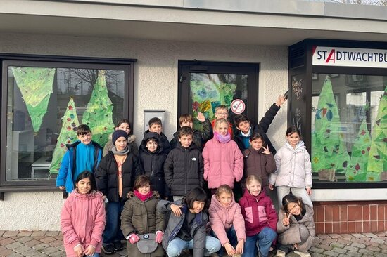 Schülerinnen und Schüler der Marienschule verschönerten das Schaufenster des Stadtwachtbüros mit weihnachtlichen Motiven.