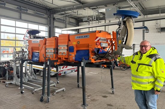 Für die nötige Flexibilität zeigt Haupteinsatzleiter Martin Gries die Aufsätze für die kleineren Fahrzeuge. Das Fahrzeug fährt unter das Gestell und die Streuvorrichtung wird montiert.