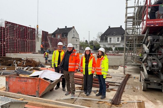 (v.l.) Jan Hintemann (Projektleiter), Stadtbaurat Thomas Köpp, Neslihan Yavuz und Nina Muermans (stellv. Projektleiterinnen) erklären den aktuellen Baufortschritt