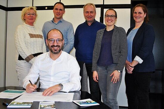 (v.l.): Klaudia Froede, Mobilitätsmanager Henning Kellermann, Frank Buntrock (Stabsstelle Klimaschutz und Mobilität), Sybille Ellermann u. Franca Börsch vom Zukunftsnetzwerk Mobilität NRW, Bürgermeister Mathias Harman