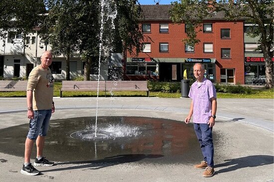 Jörg Pieconkowski (r.) und Robert Schmäing von den Ahlener Umweltbetrieben empfehlen, nicht aus Brunnenanlagen zu trinken.