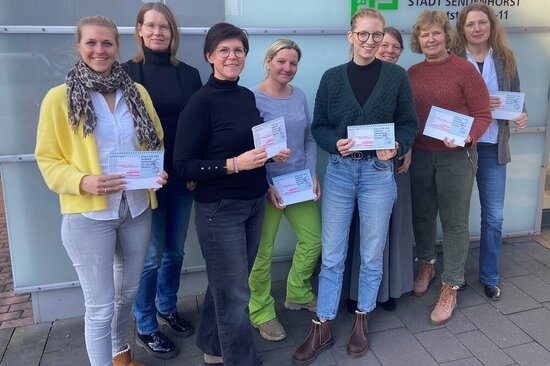 Elisa Spreemann (l.) und ihre Kolleginnen Gleichstellungsbeauftragte aus dem Kreis machen auf die ungleiche Bezahlung von Frauen und Männern aufmerksam.