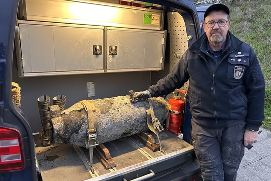Foto: Kampfmittelentschärfer Horst Schöwe mit der erfolgreich unschädlich gemachten Weltkriegsbombe