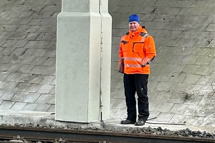 Brücke am Morgenbruch steht auf stabilen Pfeilern 