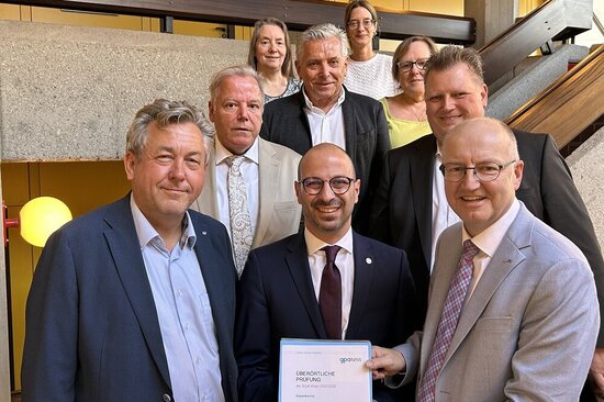 gpa-Präsident Michael Esken überreichte den Prüfbericht Bürgermeister Matthias Harman.