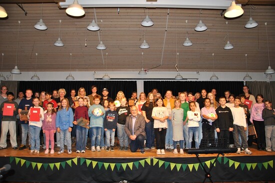 Gruppenfoto aller Ausgezeichneten auf der Bühne der Aula in der Fritz-Winter-Gesamtschule