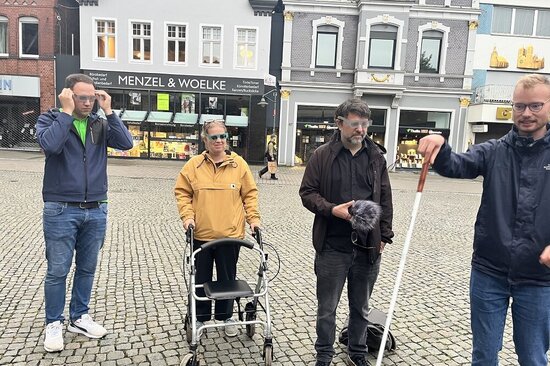 Foto: Gruppe mit Spezialbrillen auf dem Ahlener Marienplatz