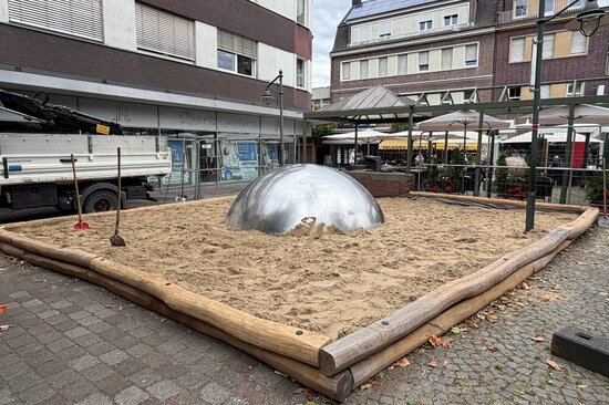 Rund um die Halbkugel können Kinder jetzt im Sand spielen und sich bewegen.