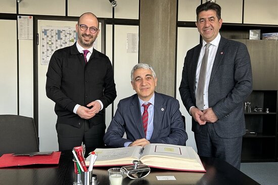 Eintrag in das Gästebuch der Stadt Ahlen (v.l.): Matthias Harman, Mehmet Özgün Arman, Serhat Ulusoy