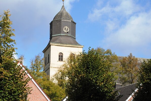 Foto: Kirche im Sommer