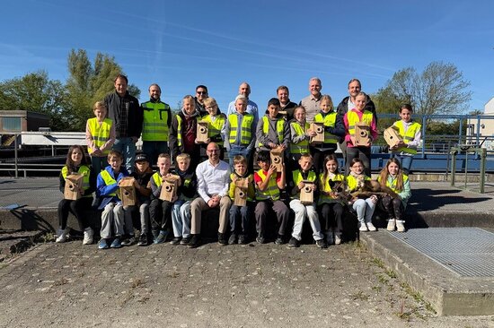In einer Gemeinschaftsaktion bauten Kinder aus Dolberg Nistkästen auf der Kläranlage.