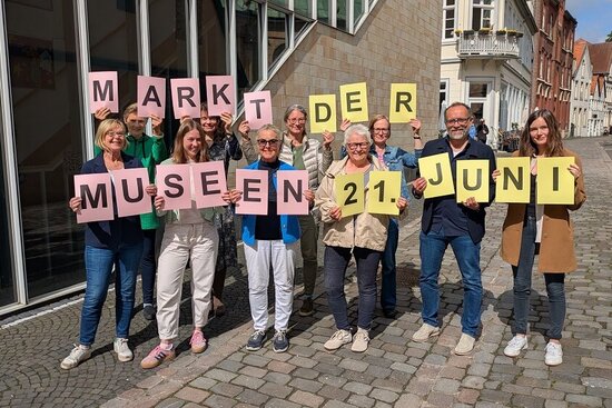 Foto: Gruppenbild mit dem Schriftzug "Markt der Museen"