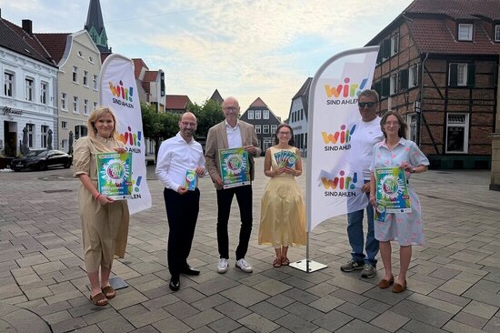 Laden zu Picknick, Musik, Theater und Zirkus auf den Marktplatz: (v.l.) Caroline Kirchner (Kulturbüro), Bürgermeister Matthias Harman, Roland Klein (Sparkasse Münsterland Ost), Carlo Pinnschmidt (WFG Ahlen) und Kulturdezernentin Stephanie Kosbab