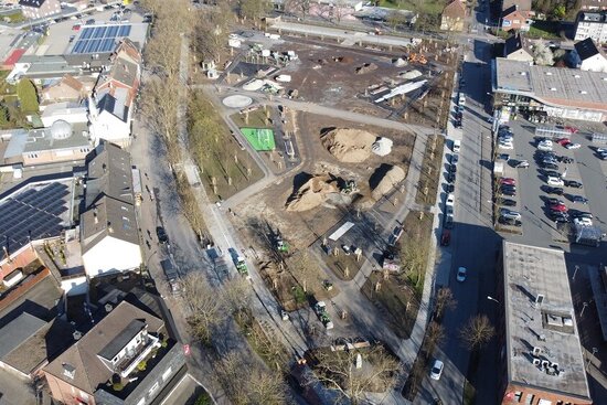 Zu einem lebendigen Platz wandelt sich die frühere Schotterfläche.