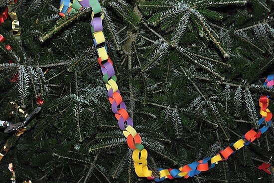 Foto: Ausschnitt einer Tanne mit Weihnachtsgirlande