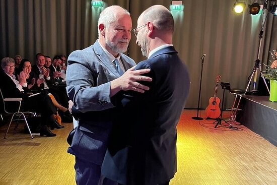 Thomas Schmidt dankt Matthias Harman für seinen Redebeitrag, stellvertretend für alle Partnerstädte der Stadt Teltow