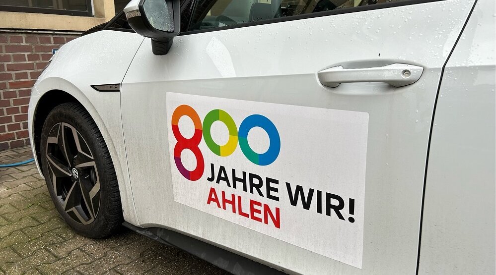 Foto: Ahlen800-Logo auf Autotür