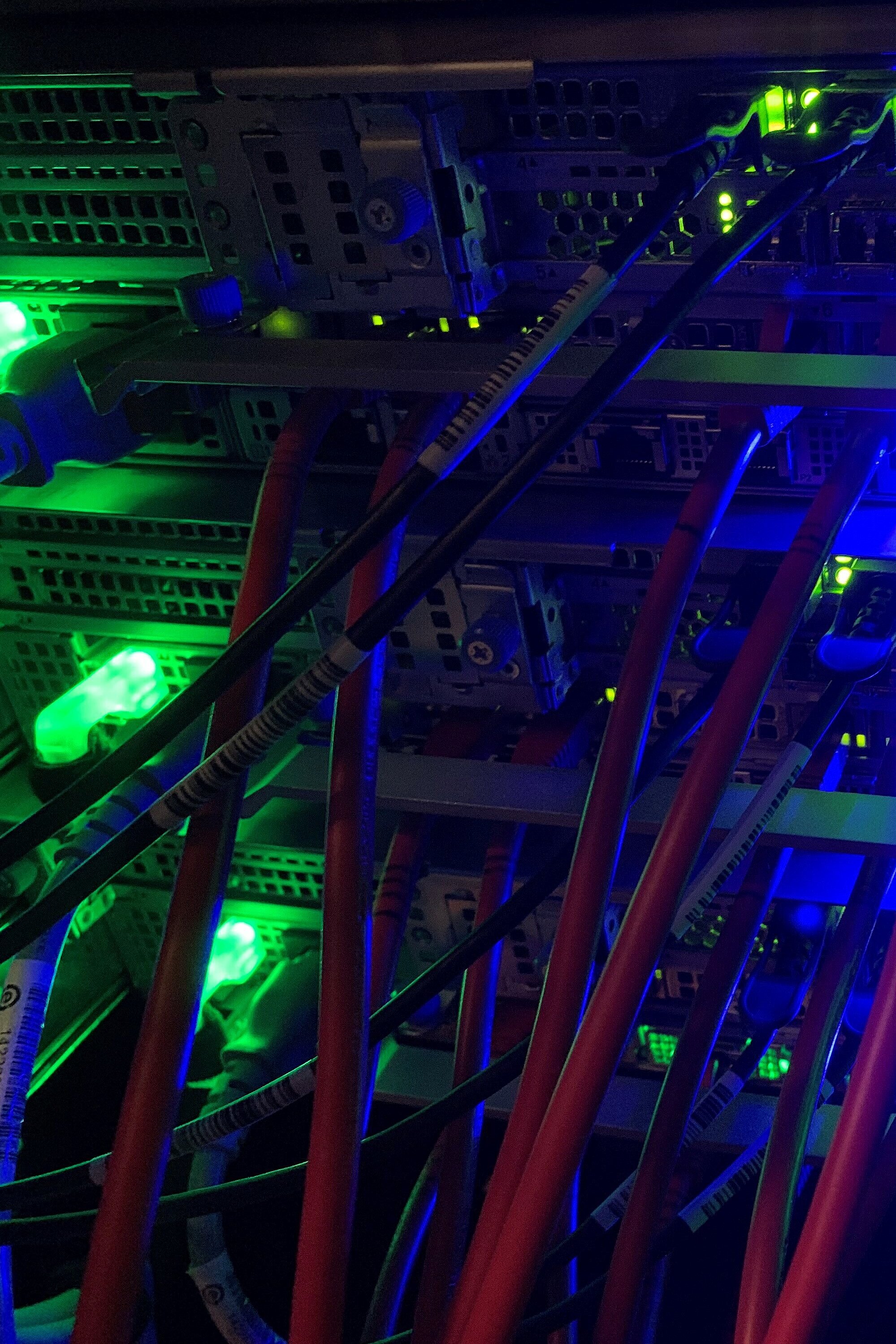 Foto: Lichter in grün und Blau von einem Server